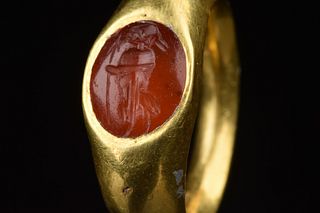ROMAN GOLD INTAGLIO RING WITH SOLDIER