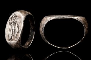 ROMAN SILVER RING WITH STANDING MINEVRA