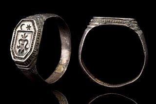 BRITISH MEDIEVAL SILVER RING WITH CREST