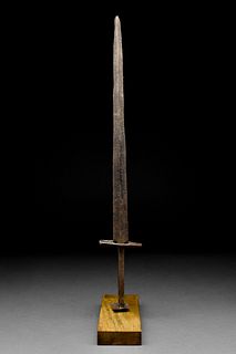 MEDIEVAL SHORT SWORD WITH SHORT FLAT CROSS GUARD AND FLAT SQUARE POMMEL