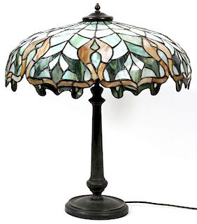 LEADED SLAG GLASS & PATINATED METAL TABLE LAMP