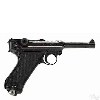 Scroll engraved P-08 German Luger semi-automatic pistol, 9 mm, with a blued finish