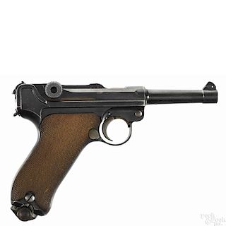 P-08 German Luger semi-automatic pistol, 7.65 mm, with a blue finish and checkered walnut grips