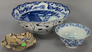 Oriental porcelain pieces to include large blue and white bowl with scalloped edge, Chinese blue and white small bowl with six chara...