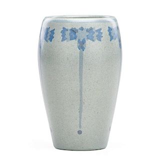 MARBLEHEAD Vase with stylized flowers