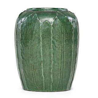MERRIMAC Vase with leaves