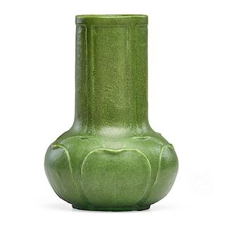 GRUEBY Vase with leaves