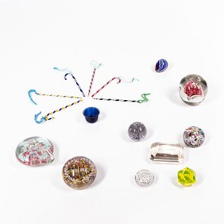 Sixteen Decorative Glass Items