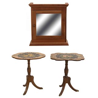 Botiquín y 2 mesas tilt-top. SXX. Elaborados en madera. Botiquín con puerta abatible y espejo de luna rectangular. Piezas: 3