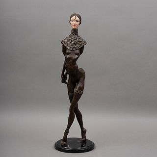 LUCRECIA RAMOS. SXX. Sin título. Escultura en bronce 11/12 Con base de mármol circular. 60 cm altura.
