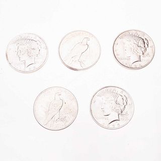 Cinco moneas Liberty One dollar en plata. Peso: 133.6 g.