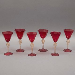 JUEGO DE COPAS. SXX. Elaboradas en cristal rojo tipo Murano. Con esmalte y polvo de oro, diseño geométrico. Piezas: 7