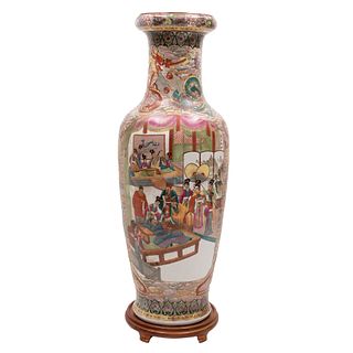 JARRÓN. ORIGEN ORIENTAL, SXX. Tipo FAMILIA ROSA Elaborado en porcelana, con base de madera. 116 cm.