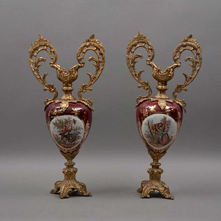 PAR DE TIBORES SIGLO XX Elaborados en porcelana roja con metal dorado 57 cm altura detalles de conservación piezas: 2
