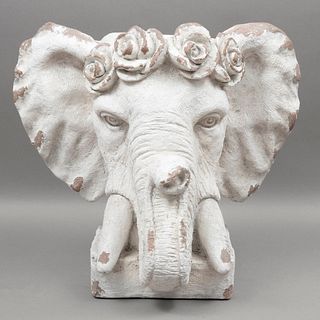 MACETA SIGLO XX Elaborada en terracota Decorada a manera de elefante Detalles de conservación 40 cm