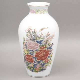 FLORERO. JAPÓN, SXX. Elaborado en porcelana blanca IMARI. Decoraciones florales, filos dorados. 30 cm.