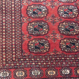 Tapete. SXX. Estilo Bukhara. Elaborado en fibras de lana y algodón. Decorado con elementos geométricos y orgánicos.