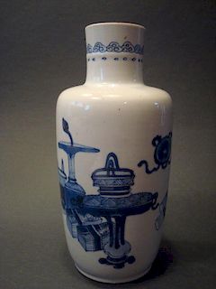 ANTIQUE Chinese Blue and White Vase, 17th/18th C, Kangxi period. 8" high