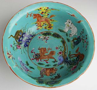 Chinese Quinlong porcelain enamel bowl decorated with dragons & male figures, red character signatur