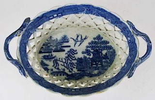 early 19th c. blue and white Chinoiserie transfer dec. reticulated Pearlware chestnut basket 3" x 7"