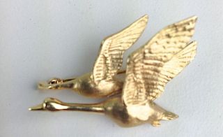 14k y.g. brooch of 2 flying geese. 6.8g. 1¼"l.
