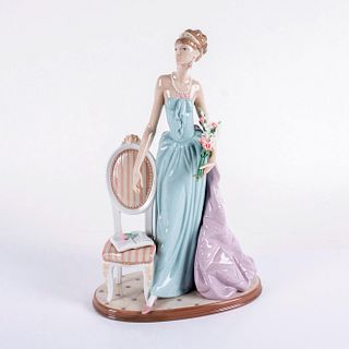 A Lady Of Taste 1001495 - Lladro Porcelain Figurine
