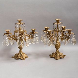 PAR DE CANDELABROS SIGLO XX Elaborados en bronce dorado con pendientes de vidrio a manera de almendrones Para 5 luces cada uno...