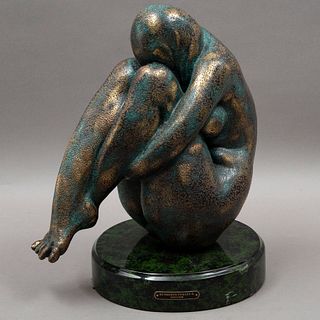 HUMBERTO PERAZA Y OJEDA (MÉXICO, 1925 - 2016) Desnudo femenino Elaborado en bronce, con base de mármol verde Firmado Con pla...