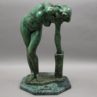 HUMBERTO PERAZA Y OJEDA (MÉXICO, 1925 - 2016) Desnudo femenino de pie Elaborado en bronce con pátina verde, sobre base hectagona...