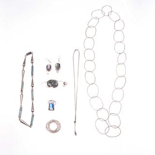 Tres collares, 2 pendientes, anillo y par de aretes con mosaicos de abulón en plata .925. Peso: 124.7 g.