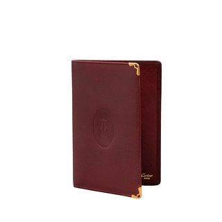 Porta pasaporte en piel color vino de la firma Cartier. Caja y funda original.