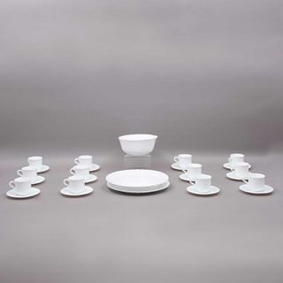 SERVICIO DE CAFÉ ESPAÑA, SIGLO XX Sellada KING OPAL Elaborada en cerámica blanca Consta de: 12 tazas, 12 platos, 2 platones...