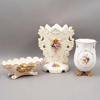 LOTE DE ARTÍCULOS DECORATIVOS SIGLO XX Elaborado en porcelana y cerámica blanca, tipo italiana Con decoraciones florales y fil...