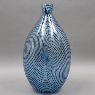 JARRÓN ITALIA, SIGLO XX Sellado SEGUSO VIRO Elaborado en cristal de Murano Diseño a manera de gota. Decoración en espiral, c...