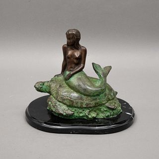 HERIBERTO MÉNDEZ (Ciudad de México, 1944-)  La sirena sobre la tortuga Elaborado en bronce con pátina verde y base de mármol neg...