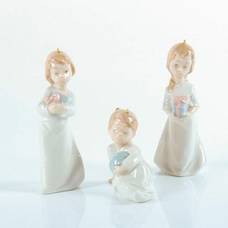 Christmas Morning 1005940 - Lladro Porcelain Figurine