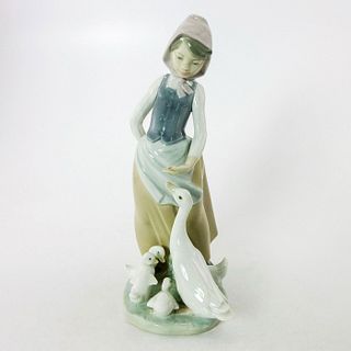 Feedtime 1001277 - Lladro Porcelain Figurine