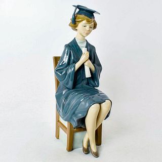 Girl Graduate 1005199 - Lladro Porcelain Figurine