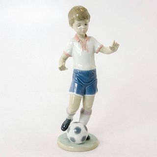 Soccer Practice 1006198 - Lladro Porcelain Figurine