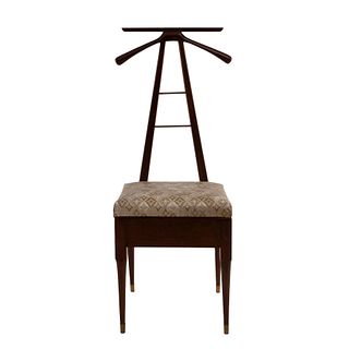 SILLA-PERCHERO. SXX. Elaborada en madera. Respaldo compuesto, asiento abatible y soportes con casquillos.