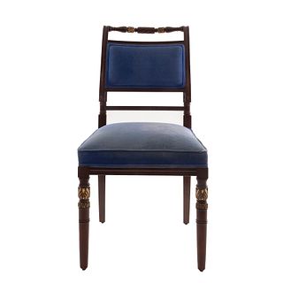SILLA. ORIGEN EUROPEO, SXX. Elaborada en madera. Con tapicería de tela color azul. Respaldo semiabierto, asiento acojinado.