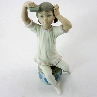 Girl Shampooing 1011148 - Lladro Porcelain Figurine