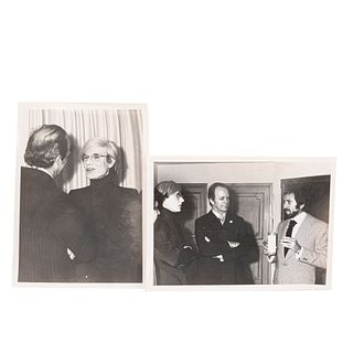 Andy Warhol - Teodoro González de León - Gelsen Gas. Fotografías, 12.7 x  17.7 cm. Andy Warhol en amena plática. Piezas: 2.