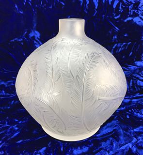 Rene Lalique "Plumes" Vase C. 1920.