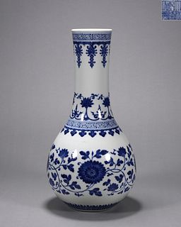 A blue and white interlocking flower porcelain vase