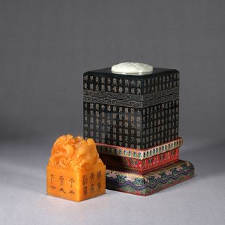 A dragon and phoenix patterned tianhuang Shoushan soapstone seal with jasper box