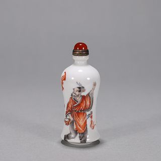 A famille rose figure porcelain snuff bottle