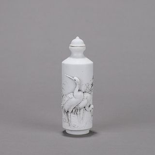 A crane patterned porcelain snuff bottle