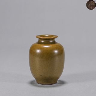 A tea dust  porcelain vase
