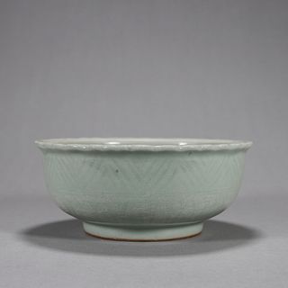 A fish patterned Longquan kiln porcelain bowl